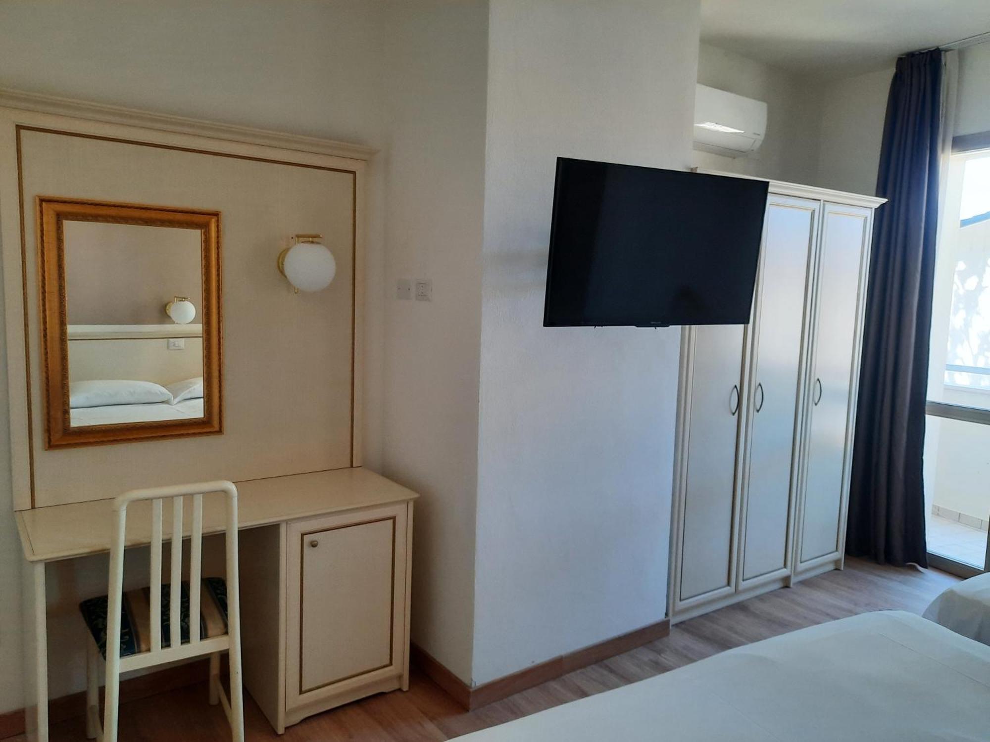 Hotel Schiller Cervia Kültér fotó